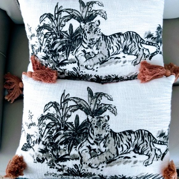COTTON & VELVET PRINT PILLOW WITH TIGEr IMAGES & TASSELS - Picture 3 of 10